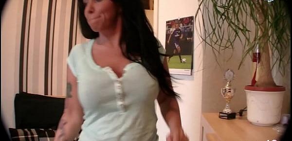 Deutsche MILF Nachbarin trickst Jungspund von Nebenan zum Sex aus